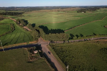 CAXIAS DO SUL, RS, BRASIL, 10/10/2023. Governo do Estado deve assumir rodovias que ligam ao Aeroporto de Vila Oliva. Prefeitura de Caxias do Sul realiza estudos e apresenta os os. Localidade conhecida como Tabela, local do futuro aeroporto: entroncamento da Estrada Municipal Lelio Luiz de Medeiros e Estrada Municipal Astrogildo A. Stumpf (que fazem a ligação entre Santa Lúcia do Piaí com Apanhador), com a Estrada Municipal Geraldo Dagstini (estrada Fazenda Souza), que Fazenda Souza com Vila Oliva (na foto a rodovia asfaltada). (Porthus Junior/Agência RBS)<!-- NICAID(15565787) -->