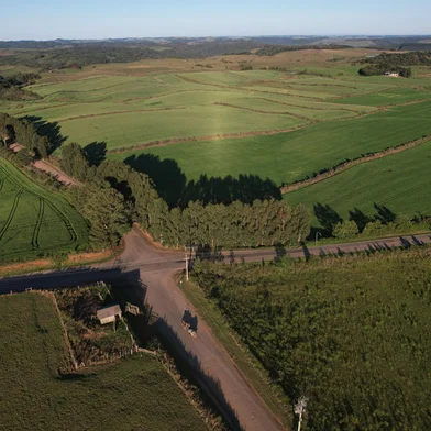 CAXIAS DO SUL, RS, BRASIL, 10/10/2023. Governo do Estado deve assumir rodovias que ligam ao Aeroporto de Vila Oliva. Prefeitura de Caxias do Sul realiza estudos e apresenta os acessos. Localidade conhecida como Tabela, local do futuro aeroporto: entroncamento da Estrada Municipal Lelio Luiz de Medeiros e Estrada Municipal Astrogildo A. Stumpf (que fazem a ligação entre Santa Lúcia do Piaí com Apanhador), com a Estrada Municipal Geraldo Dagstini (estrada Fazenda Souza), que Fazenda Souza com Vila Oliva (na foto a rodovia asfaltada). (Porthus Junior/Agência RBS)<!-- NICAID(15565787) -->