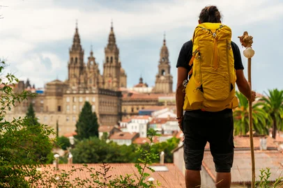 Armando Oliveira / adobe.stock.com pilgrim looking at the cathedral of Santiago de Compostela in Spaink, backpack on his backIndexador: armando oliveiraFonte: 483622556<!-- NICAID(16166795) -->