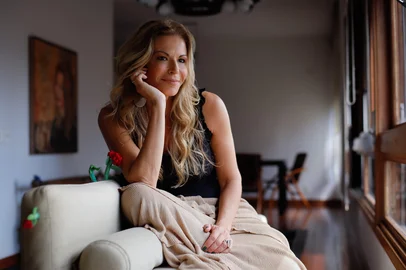 Porto Alegre, RS, Brasil , 17/10/2022 - Vamos fotografar a escritora e roteirista Leticia Wierzchowski para a capa de Donna de 22 de outubro. Ela é a escritora da Casa das Sete Mulheres, que completa 20 anos em 2022. Neste ano ela também está produzindo bastante, já lançou outros dois livros e está roteirizando um filme. (Foto: Anselmo Cunha/Agência RBS)<!-- NICAID(15238305) -->