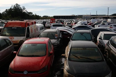 Nova Santa Rita, RS, Brasil - 27/06/2024 -  Leiloeira de carros recebe mais de 5 mil veículos atingidos pela enchente. FOTO: JONATHAN HECKLER, AGÊNCIA RBS<!-- NICAID(15799544) -->