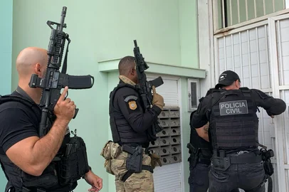 Um homicídio em Gravataí, na Região Metropolitana, que teria sido motivado por vingança de lideranças de uma facção, levou a Polícia Civil a desencadear nesta quarta-feira (10) uma operação contra um grupo criminoso com atuação no Litoral Norte.<!-- NICAID(16183847) -->