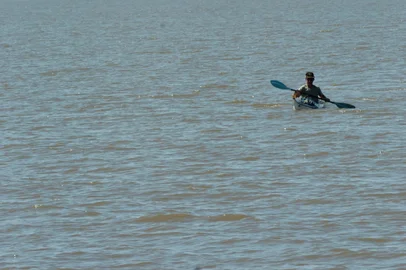 *** Caiaque - Júlio Cordeiro ***Canoista chegando a Porto alegre apos vindo de Brasilia<!-- NICAID(1739928) -->