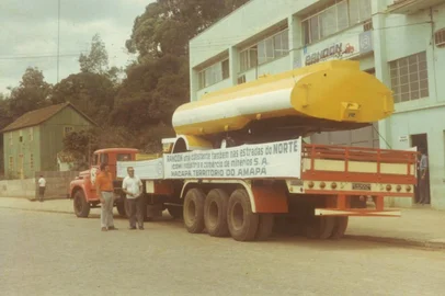 Momentos dos 75 anos da Randon (Randoncorp), surgida em 21 de janeiro de 1949. Na foto: um dos implementos da Randon, um semirreboque Tanque de 1 eixo e capacidade para 20 metros cúbicos, para transporte de combustíveis, entregue ao cliente Indústria e Comércio de Mineiros S.A., do Amapá, em 1972. O produto ficou exposto na frente da sede da empresa, na Rua Matteo Gianella.Detalhe ao fundo da imagem: o Capitel da Mariana e o extinto casarão de madeira da professora Suely Bascu, dois ícones do bairro Santa Catarina - o primeiro, felizmente, preservado.<!-- NICAID(15671544) -->
