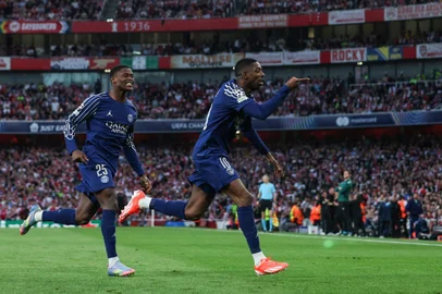 Dembele marca na semifinal da Liga dos Campeões, para o PSG, contra o Arsenal, em Londres