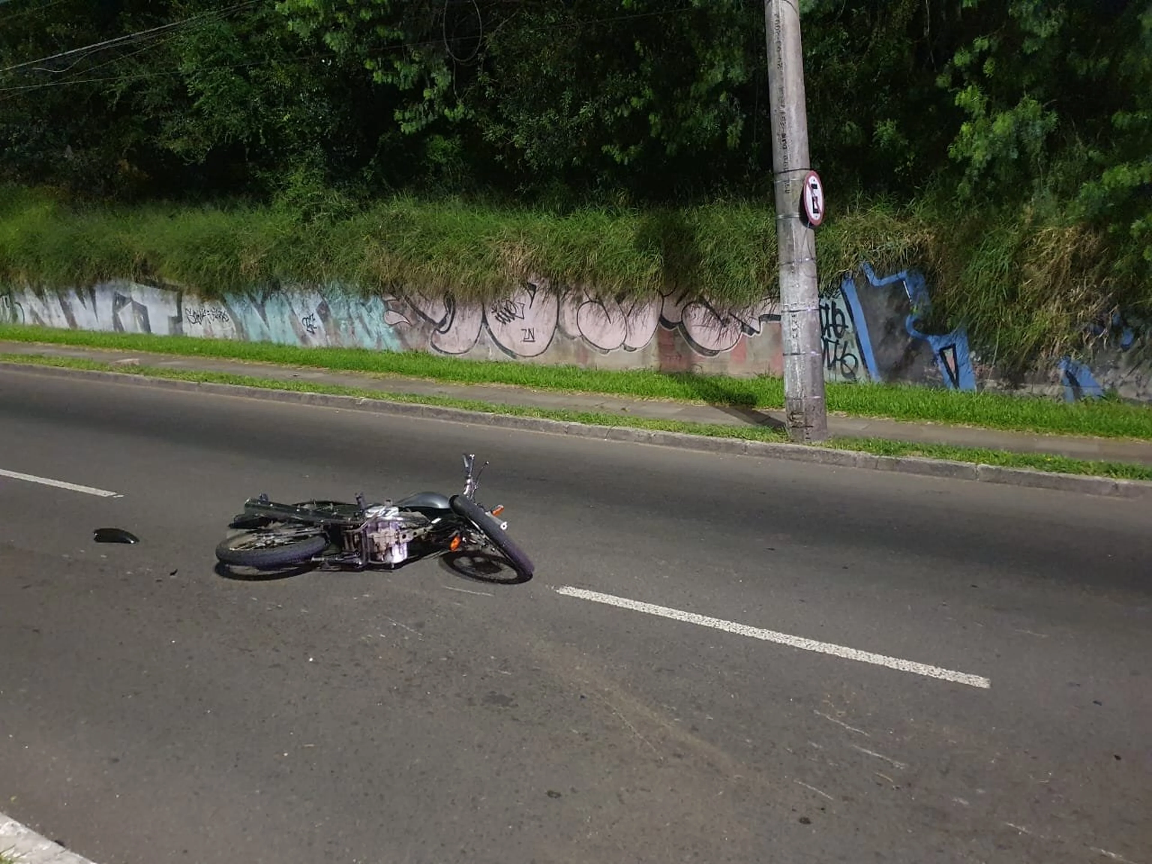 Ian Tâmbara/Agência RBS/Motociclista morre em acidente no bairro Jardim Carvalho, em Porto Alegre