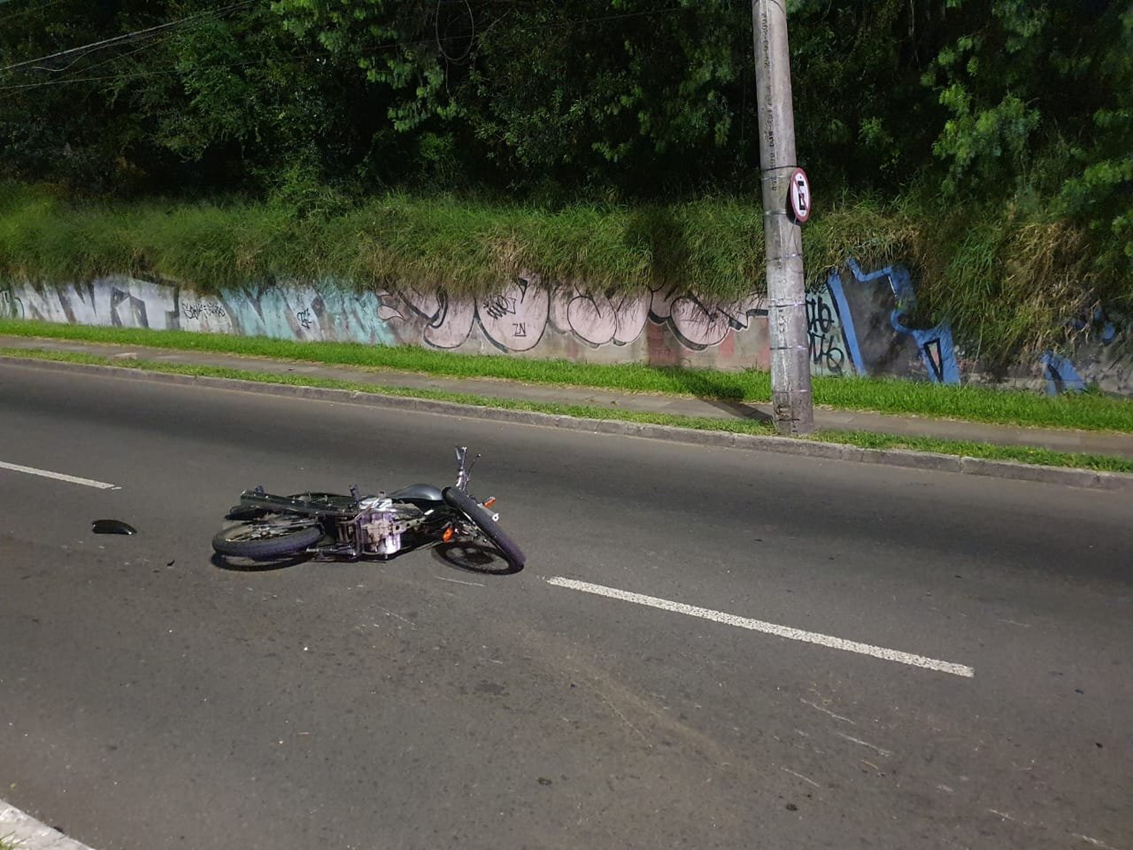 Ian Tâmbara/Agência RBS/Motociclista morre em acidente no bairro Jardim Carvalho, em Porto Alegre