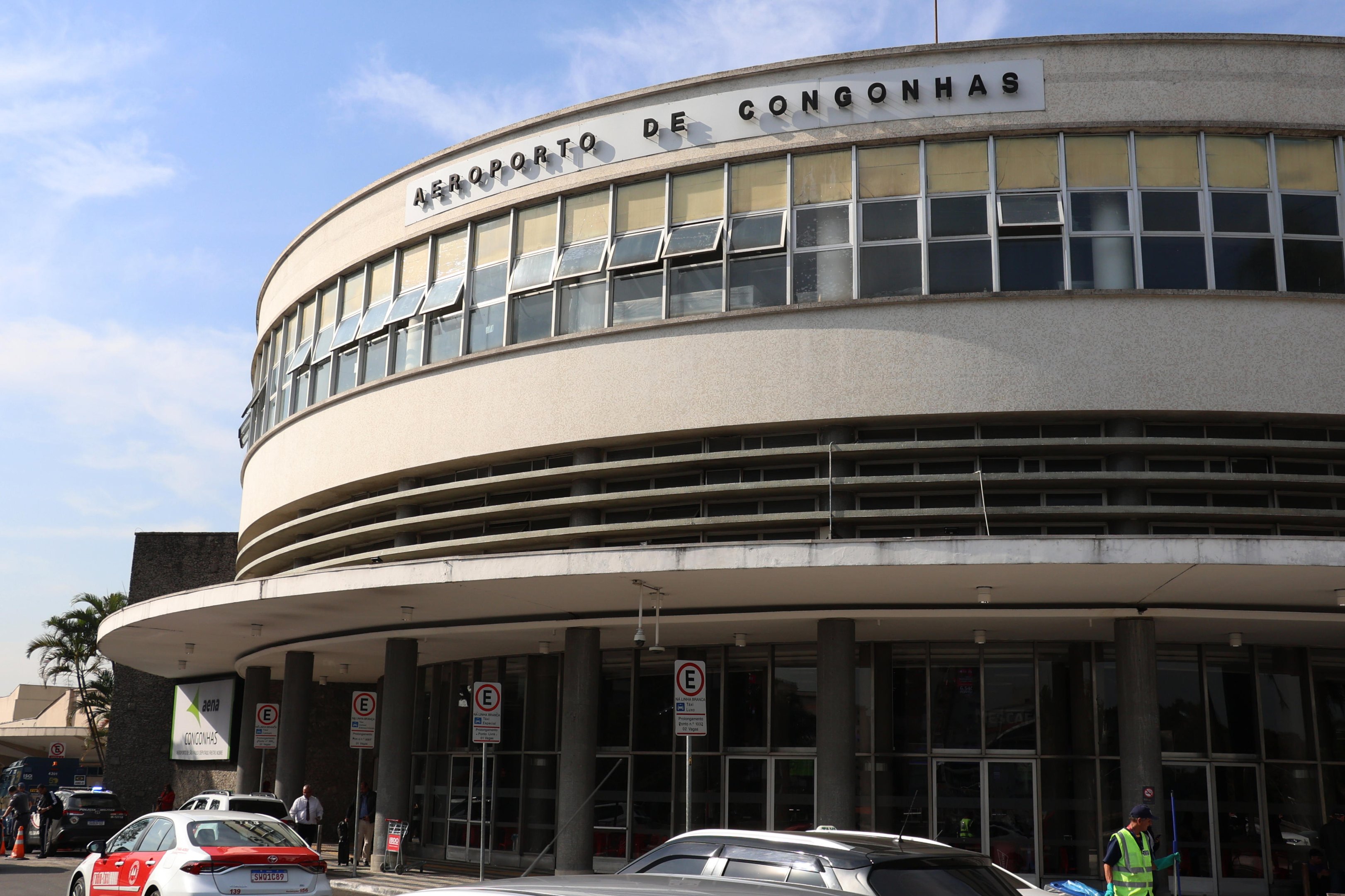 Piloto &eacute; preso dentro de avi&atilde;o no Aeroporto de Congonhas suspeito de manter rede de abuso sexual infantil