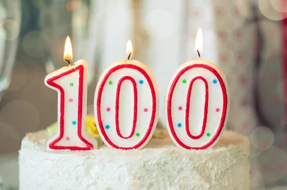 *A PEDIDO DE TICIANO OSÓRIO* Bolo de aniversário de 100 anos - Foto: Savvapanf Photo/stock.adobe.comIndexador: savvapanfFonte: 419623715<!-- NICAID(15299143) -->