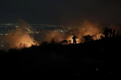PORTO ALEGRE, RS, BRASIL - 2024.07.03 - Incêndio atinge parte do Morro Santana, na zona leste de Porto Alegre. (Foto: Renan  Mattos/ Agência RBS)<!-- NICAID(15805256) -->