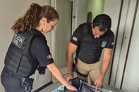 Polícia do RS faz buscas em casa de fotógrafo em Salvador e apreende eletrônicos; Matheus de Lima Gomes é suspeito de compartilhar imagens íntimas de mulheres em site de conteúdo adulto<!-- NICAID(16203722) -->