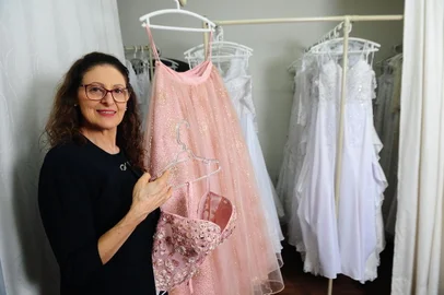 CAXIAS DO SUL, RS, BRASIL, 10/04/2024. Fatima Bellincanta Gazzi, 60 anos, trabalha há 32 anos com aluguel de vestido de noivas. Ela vai expor na 1ª Expo Noivas e Eventos, que ocorre de sexta-feira a domingo, em Caxias do Sul, aproveitando para anunciar um novo momento da marca, um ateliê voltado exclusivamente para debutantes. (Porthus Junior/Agência RBS)<!-- NICAID(15730799) -->