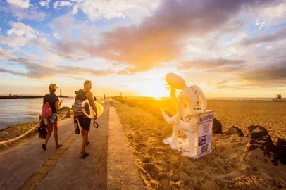 Intervenção artística de Roberto Freitas chamada Homo plasticus - Sujispraia, em Torres, no Litoral Norte.<!-- NICAID(15340559) -->