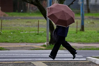 PORTO ALEGRE, RS, BRASIL, 28-07-2025: Clima em POA. Semana começa com vento forte, frio intenso e pancadas de chuva em diferentes pontos da capital. Foto: Jefferson Botega/Agência RBSIndexador: jeff botega<!-- NICAID(16089017) -->
