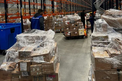 Parte do centro de distribuição da rede de farmácias São João na freeway, em Gravataí, foi cedida à Secretaria Estadual da Saúde para receber e armazenar doações de medicamentos de fora do Rio Grande do Sul. De lá, os itens serão enviados aos hospitais ou outros locais a serem definidos pelo governo do Estado. Segundo o gerente-executivo de Marketing da São João, Eron Moraes, a empresa também disponibilizou funcionários e equipamentos para o serviço. A varejista já havia liberado o estacionamento para a Ceasa, que está há uma semana comercializando hortifrutigranjeiros no local e deve ficar por mais algumas semanas até que o complexo inundado em Porto Alegre volte a operar. <!-- NICAID(15765461) -->