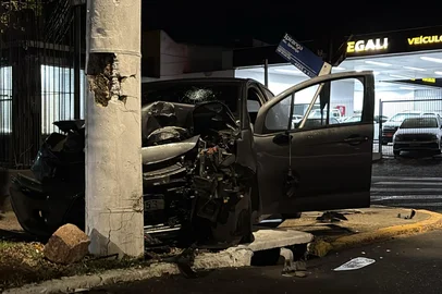 Um homem morreu após colidir o carro contra um poste na esquina da Avenida Ipiranga com a Rua Veríssimo Rosa, no bairro Jardim Botânico, na zona leste de Porto Alegre. O acidente ocorreu por volta das 5h desta segunda-feira (25).<!-- NICAID(16292204) -->