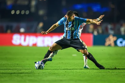 RS - FUTEBOL/CAMPEONATO BRASILEIRO 2025/GREMIO X SAO PAULO  - ESPORTES - Lance da partida entre Gremio e Sao Paulo disputada na noite deste sabado, no EstÃ¡dio Morumbis, em Sao Paulo, em partida valida pela Campeonato Brasileiro 2025. FOTO: LUCAS UEBEL/GREMIO FBPA<!-- NICAID(16040530) -->
