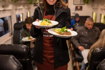 O jantar a bordo da Maria Fumaça – Trem do Vinho é o ponto alto da programação da 7ª edição do Garibaldi Gastrô. Dentro dos vagões, pratos de um menu assinado por chefs profissionais, harmonizados com os melhores vinhos e espumantes da região são servidos aos participantes. Na edição de 2023, o jantar acontecerá na noite de 15 de setembro, na Estação Férrea de Garibaldi. Ingressos estão à venda exclusivamente de forma antecipada na plataforma Wine Locals (https://linktr.ee/garibaldigastro2023) pelo valor de R$ 339 por pessoa.<!-- NICAID(15525063) -->