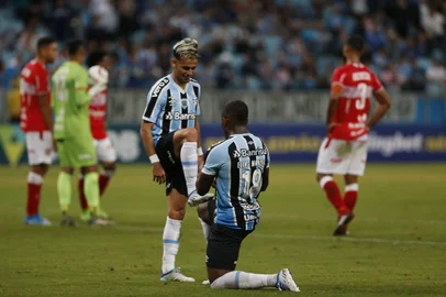 PORTO ALEGRE, RS, BRASIL - 30.04.2022 - O Grêmio recebe o CRB na Arena, em jogo válido pela 5ª rodada do Campeonato Brasileiro da Série B. Na imagem, gol de Elias anulado pelo VAR. (Foto: Lauro Alves/Agencia RBS)<!-- NICAID(15083069) -->