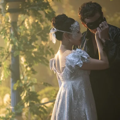 Bridgerton. (L to R) Yerin Ha as Sophie Beckett, Luke Thompson as Benedict Bridgerton in episode 401 of Bridgerton. Cr. Liam Daniel/Netflix Â© 2025<!-- NICAID(15976719) -->