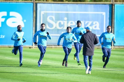 RS - FUTEBOL/ TREINO GREMIO 2025 - ESPORTES - Jogadores do Gremio realizam treino tÃ©cnico durante a tarde desta segunda-feira, no CT Luiz Carvalho, na preparaÃ§Ã£o para a partida valida pelo Campeonato Brasileiro 2025. FOTO: LUCAS UEBEL/GREMIO FBPA<!-- NICAID(16070847) -->