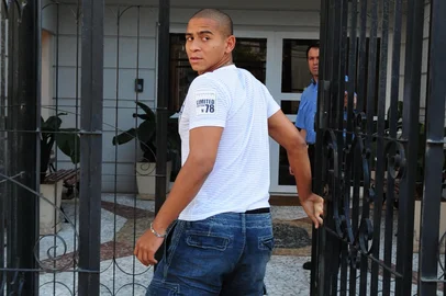 Walter atacante do inter que havia sumido chega no seu edifício e não fala com a imprensa<!-- NICAID(2998992) -->