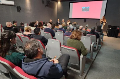 Secretaria da Cultura informa os selecionados para exposições junto a programação da 17ª Semana da Fotografia de Caxias do Sul.O processo de inscrição foi gratuito, ocorrendo de 25 de março a 11 de maio. No total, foram recebidas 31 propostas, das quais 24 foram selecionadas. Essas propostas vieram de 12 estados brasileiros, representando 8 cidades diferentes.<!-- NICAID(15771697) -->