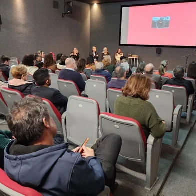 Secretaria da Cultura informa os selecionados para exposições junto a programação da 17ª Semana da Fotografia de Caxias do Sul.O processo de inscrição foi gratuito, ocorrendo de 25 de março a 11 de maio. No total, foram recebidas 31 propostas, das quais 24 foram selecionadas. Essas propostas vieram de 12 estados brasileiros, representando 8 cidades diferentes.<!-- NICAID(15771697) -->