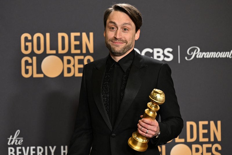 80th Annual Golden Globe awards - PRESS ROOMUS actor Kieran Culkin poses with the award for Best Performance by a Male Actor in a Television Series - Drama  for "Succession" in the press room during the 81st annual Golden Globe Awards at The Beverly Hilton hotel in Beverly Hills, California, on January 7, 2024. (Photo by Robyn BECK / AFP)Editoria: ACELocal: Beverly HillsIndexador: ROBYN BECKSecao: celebrityFonte: AFPFotógrafo: STF<!-- NICAID(15644000) -->