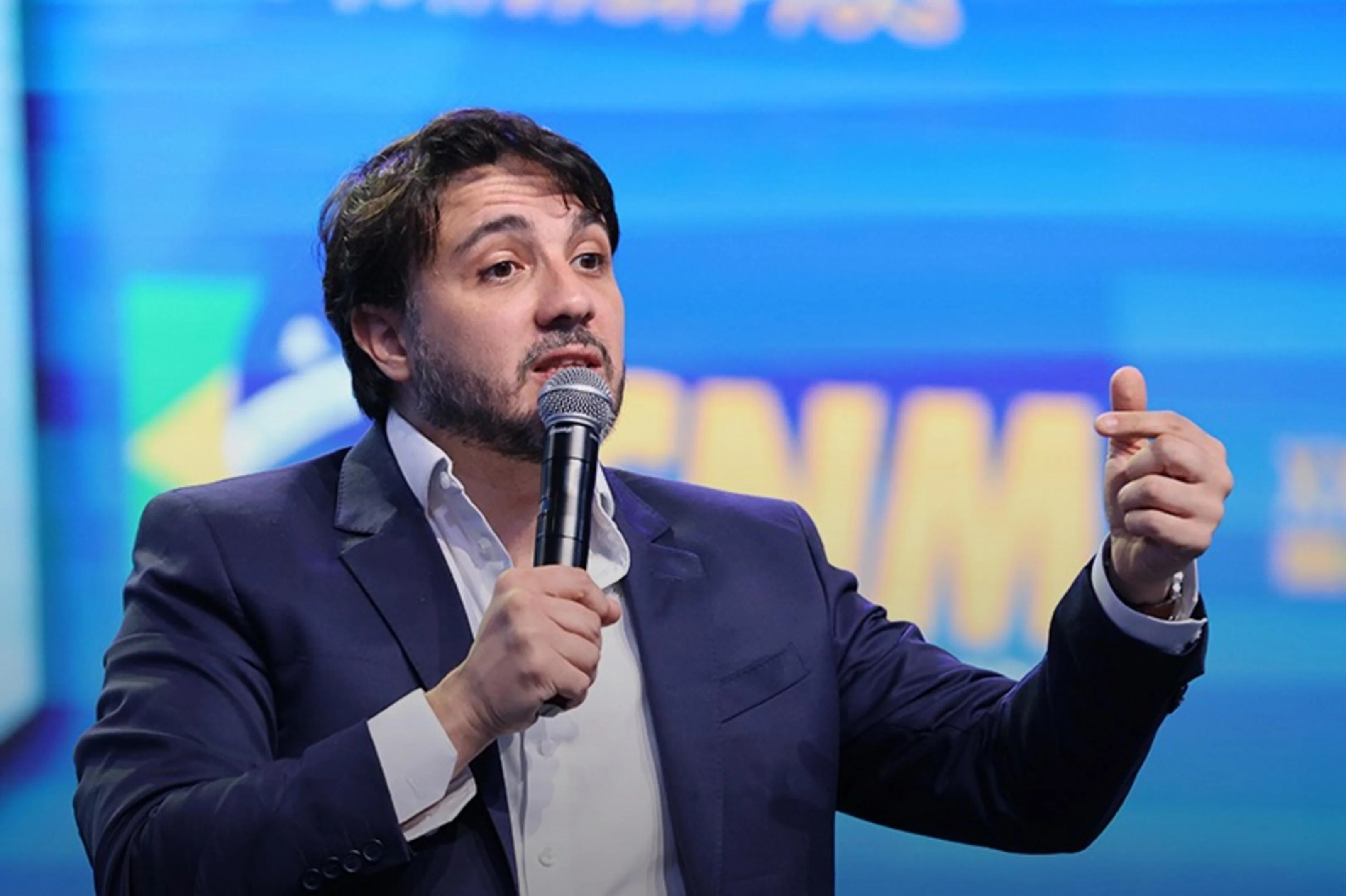 Renan Santos diz que política no Brasil virou entretenimento: "O eleitor está votando num candidato espetáculo"