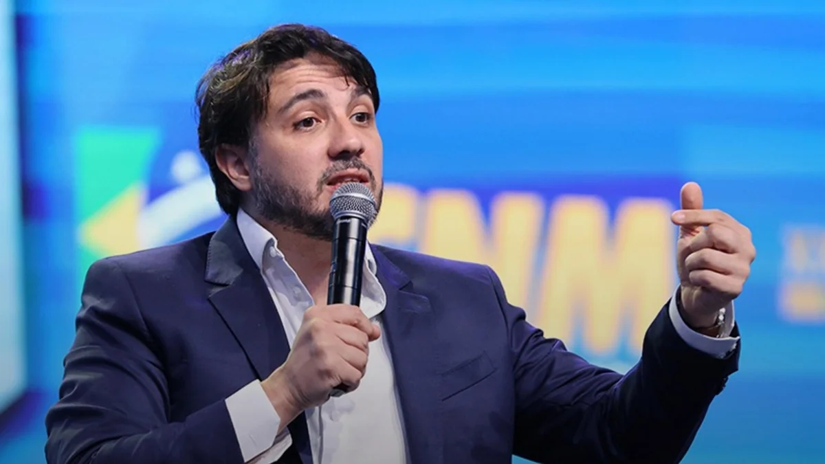 Renan Santos diz que política no Brasil virou entretenimento: "O eleitor está votando num candidato espetáculo"