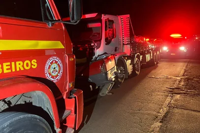 Duas pessoas morrem em acidente na noite de terça-feira (12) em Paraí, na RS-324. Colisão entre uma Strada e um caminhão. <!-- NICAID(16284027) -->
