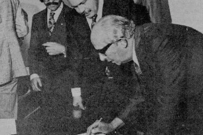 Neste sábado (15) a Companhia de Desenvolvimento de Caxias do Sul (Codeca) completa exatos 50 anos de fundação. A nomeação do ex-prefeito Hermes João Webber como primeiro presidente da companhia foi o último ato de Mário Bernardino Ramos antes de deixar o cargo de prefeito para assumir a Secretaria de Turismo do Estado, passando o Executivo para o vice Mário David Vanin.Legenda:Dia 15 de Março de 1975: Hermes João Webber assina a ata de sua nomeação como primeiro presidente da Codeca, acompanhado do ex-prefeito Mário Ramos e do presidente da Câmara de Vereadores, Nestor PerotoniFoto: Jornal Pioneiro, reprodução<!-- NICAID(15994126) -->