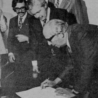 Neste sábado (15) a Companhia de Desenvolvimento de Caxias do Sul (Codeca) completa exatos 50 anos de fundação. A nomeação do ex-prefeito Hermes João Webber como primeiro presidente da companhia foi o último ato de Mário Bernardino Ramos antes de deixar o cargo de prefeito para assumir a Secretaria de Turismo do Estado, passando o Executivo para o vice Mário David Vanin.Legenda:Dia 15 de Março de 1975: Hermes João Webber assina a ata de sua nomeação como primeiro presidente da Codeca, acompanhado do ex-prefeito Mário Ramos e do presidente da Câmara de Vereadores, Nestor PerotoniFoto: Jornal Pioneiro, reprodução<!-- NICAID(15994126) -->