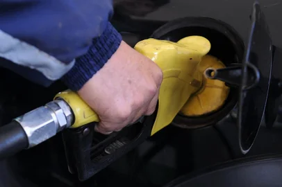 CAXIAS DO SUL, RS, BRASIL, 07/04/2020 - Gasolina mais barata custa R$ 4.16, no posto da Luis Michielon com BR 116. (Marcelo Casagrande/Agência RBS)<!-- NICAID(14471561) -->