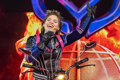 O terceiro episódio da segunda temporada de The Masked Singer Brasil, neste domingo (6), revelou a identidade da Motoqueira: a atriz Leticia Colin.<!-- NICAID(15008726) -->