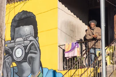 Graffitis, lambes, oficina e exposição fotográfica virtual também integram as atividades que, desta vez, mobiliza o Complexo da Antena, junto ao bairro Jardelino Ramos, dia 02 de dezembro.No próximo dia 02 de dezembro, a partir das 15h, o Complexo da Antena, junto ao bairro Jardelino Ramos, em Caxias do Sul, recebe uma série de atividades do projeto Mosaico na Quebrada. Criação de graffitis, lambes, oficina fotográfica e exposição virtual fazem parte da iniciativa que sinaliza a finalização de uma série de ações artísticas e culturais naquela região da cidade. O mutirão cultural culmina com a projeção de uma Vídeo-Arte numa empena do lugar. As atividades também marcam os cinco anos do Instituto SAMbA, realizador do projeto.<!-- NICAID(15612272) -->