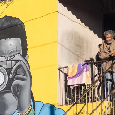 Graffitis, lambes, oficina e exposição fotográfica virtual também integram as atividades que, desta vez, mobiliza o Complexo da Antena, junto ao bairro Jardelino Ramos, dia 02 de dezembro.No próximo dia 02 de dezembro, a partir das 15h, o Complexo da Antena, junto ao bairro Jardelino Ramos, em Caxias do Sul, recebe uma série de atividades do projeto Mosaico na Quebrada. Criação de graffitis, lambes, oficina fotográfica e exposição virtual fazem parte da iniciativa que sinaliza a finalização de uma série de ações artísticas e culturais naquela região da cidade. O mutirão cultural culmina com a projeção de uma Vídeo-Arte numa empena do lugar. As atividades também marcam os cinco anos do Instituto SAMbA, realizador do projeto.<!-- NICAID(15612272) -->