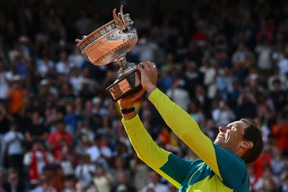 Spain's Rafael Nadal poses with The Musketeers' Cup as he celebrates after victory over Norway's Casper Ruud during their men's singles final match on day fifteen of the Roland-Garros Open tennis tournament at the Court Philippe-Chatrier in Paris on June 5, 2022. (Photo by Anne-Christine POUJOULAT / AFP)Editoria: SPOLocal: ParisIndexador: ANNE-CHRISTINE POUJOULATSecao: tennisFonte: AFPFotógrafo: STF<!-- NICAID(15115912) -->