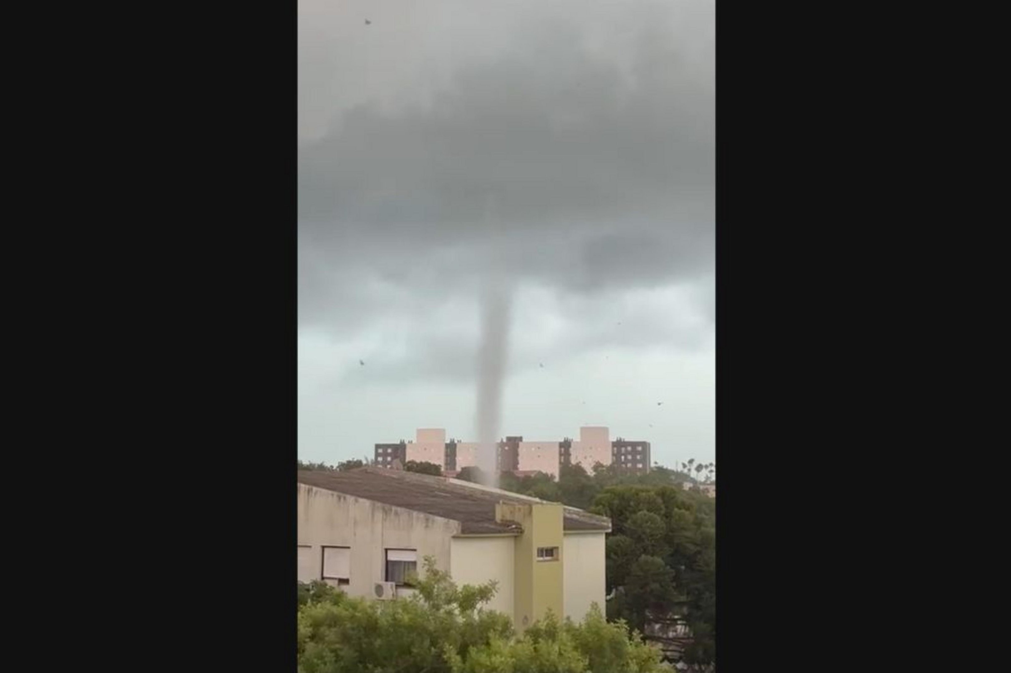 "Um redemoinho chegou a se formar": temporal causa alagamentos, destelhamentos e queda de postes no sul do Estado
