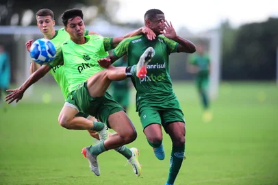 CAXIAS DO SUL, RS, BRASIL, 17/03/2023. Jogo-treino do Juventude no Centro de Formação de Atletas e Cidadãos (Cfac). O Ju se prepara para a Série B do Campeonato Brasileiro 2023. Na foto, atacante David da Hora (D). (Porthus Junior/Agência RBS)<!-- NICAID(15378890) -->