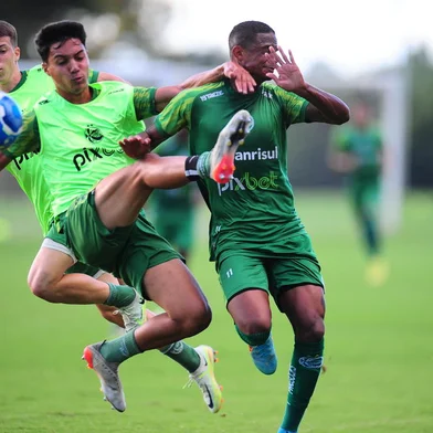 CAXIAS DO SUL, RS, BRASIL, 17/03/2023. Jogo-treino do Juventude no Centro de Formação de Atletas e Cidadãos (Cfac). O Ju se prepara para a Série B do Campeonato Brasileiro 2023. Na foto, atacante David da Hora (D). (Porthus Junior/Agência RBS)<!-- NICAID(15378890) -->