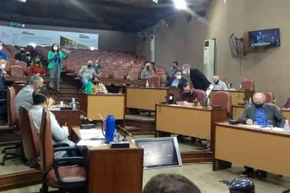 Câmara rejeita emendas que impediam nomeação de novos CCs e recriação de verbas de representação na prefeitura de Caxias<!-- NICAID(14900814) -->