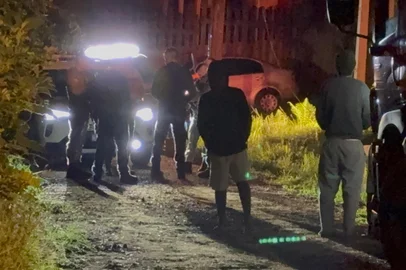 Dezessete pessoas foram resgatadas pelo Corpo de Bombeiros na madrugada desta segunda-feira (29) no Morro Santana, na zona leste de Porto Alegre. O grupo, que participava de atividades religiosas, havia chegado ao local por volta das 18h de domingo (28).<!-- NICAID(16134928) -->