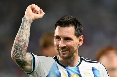 Argentina's forward #10 Lionel Messi celebrates after winning the 2026 World Cup round of 32 football match between Argentina and Cape Verde at the Miami Stadium in Miami Gardens on July 3, 2026.  (Photo by CHANDAN KHANNA / AFP)Editoria: SPOLocal: MiamiIndexador: CHANDAN KHANNASecao: soccerFonte: AFPFotógrafo: STF<!-- NICAID(16322180) -->
