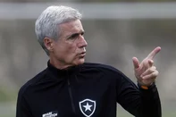 Luis Castro. Treino do Botafogo no Espaco Lonier 23 de Junho de 2023, Rio de Janeiro, RJ, Brasil. Foto: Vitor Silva/Botafogo. Imagem protegida pela Lei do Direito Autoral Nº 9.610, DE 19 DE FEVEREIRO DE 1998. Sendo proibido qualquer uso comercial, remunerado e manipulacao/alteracao da obra.<!-- NICAID(15470013) -->
