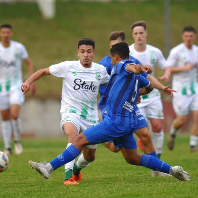FLORES DA CUNHA, RS, BRASIL, 22/08/2024. Juventude x Aimoré, jogo válido pela terceira rodada da Copa FGF - Troféu Zagallo, e realizado no estádio Homero Soldatelli, em Flores da Cunha. Na foto, volante Yuri (Porthus Junior/Agência RBS)<!-- NICAID(15858147) -->