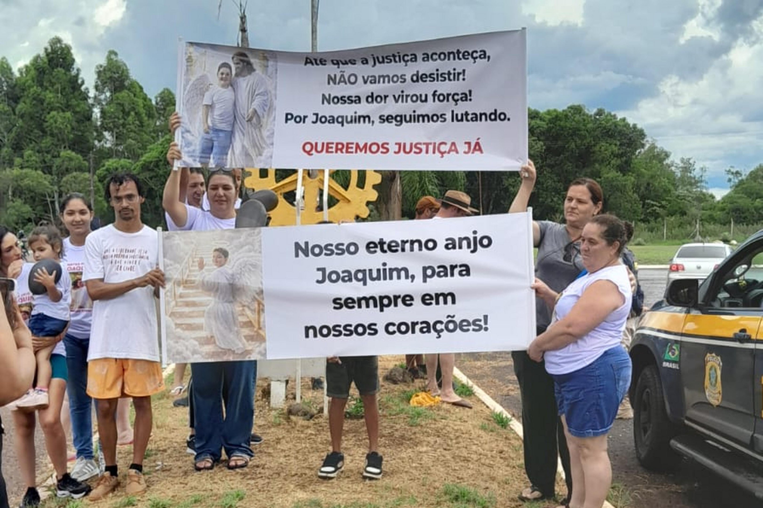 Manifestantes pedem justi&ccedil;a por menino que morreu atropelado em Palmeira das Miss&otilde;es