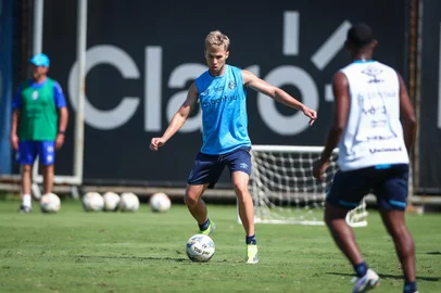 RS - FUTEBOL/ TREINO GREMIO 2024 - ESPORTES - Jogadores do Gremio realizam treino técnico durante a manha desta quinta-feira, no CT Luiz Carvalho, na preparação para a partida valida pelo Campeonato Gaucho 2024. FOTO: LUCAS UEBEL/GREMIO FBPANa foto: volante Ronald<!-- NICAID(15729482) -->