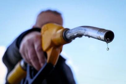A drop of petrol falls from the nozzle of a petrol pump at a petrol station in Vélizy-Villacoublay, near Paris, on March 9, 2026, as Oil prices soared peaking just short of $120 a barrel as the US-Israeli war against Iran continued into a second week, with Tehran launching fresh retaliatory strikes in the Gulf. (Photo by Alain JOCARD / AFP)Editoria: FINLocal: Vélizy-VillacoublayIndexador: ALAIN JOCARDSecao: energy and resourceFonte: AFPFotógrafo: STF<!-- NICAID(16242323) -->